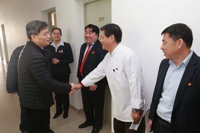中国浦东干部学院领导班子新学期伊始看望慰问教职员工