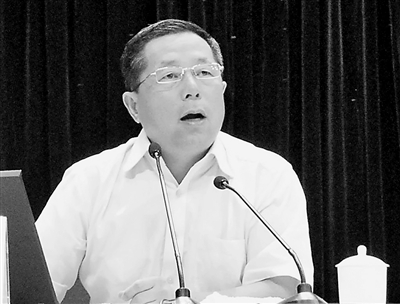 2005年由北京出版社出版的《向解放军学习,作者就是张建华