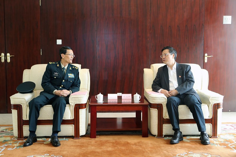 曹文泽会见国防大学政委吴杰明中将一行